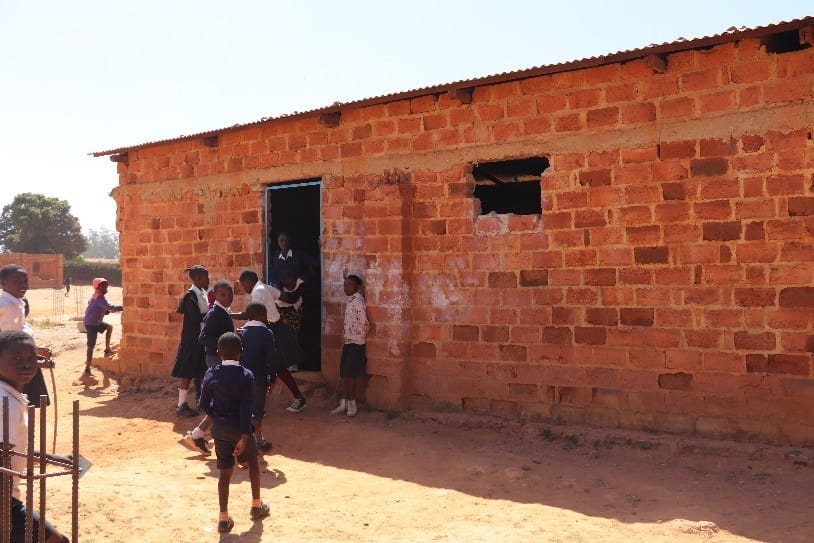 Children in front of their school building in Kapata neighborhood